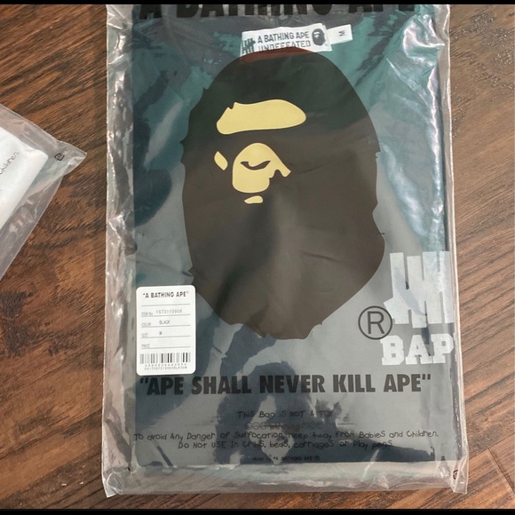 DS Bape x Undefeated APE HEAD Tee - Medium - Picture 3 of 6